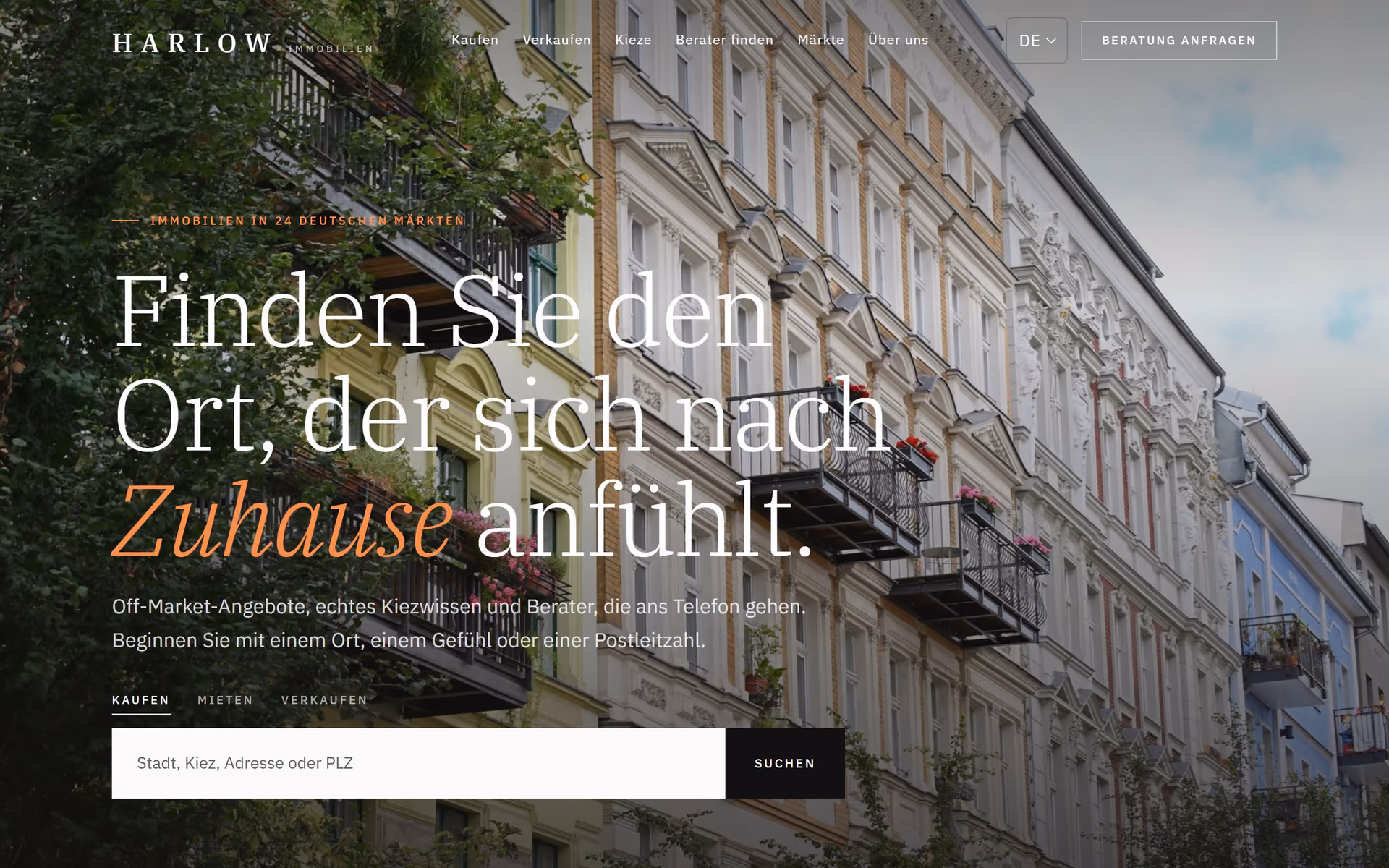 Webdesign für Immobilienmakler: Startseite von Harlow Deutschland vor Berliner Gründerzeitfassaden